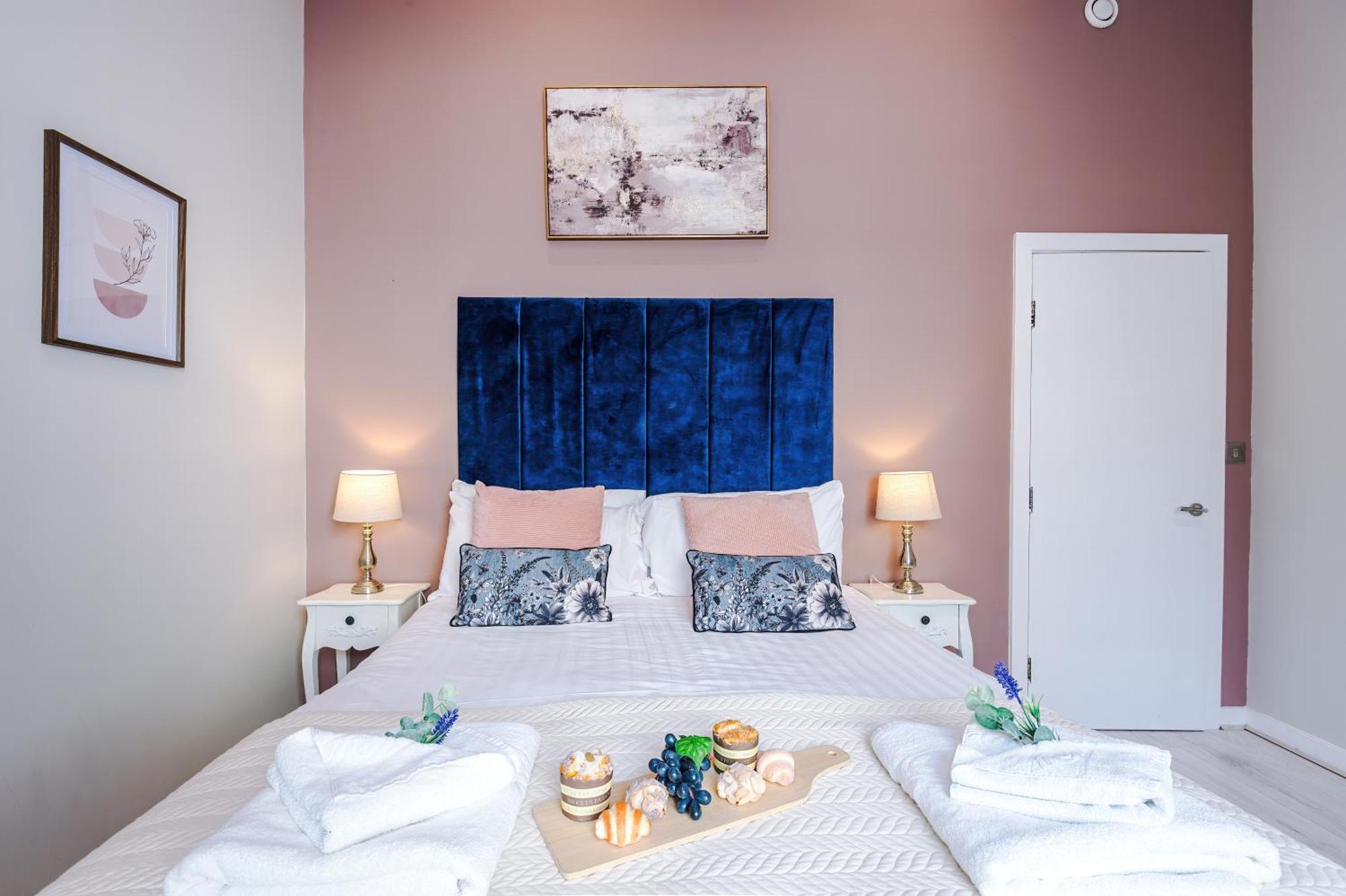 New! Stunning Centre 2-bed In By 53 Degrees Property, Ideal For Small Groups, Sleeps 6! Apartment *