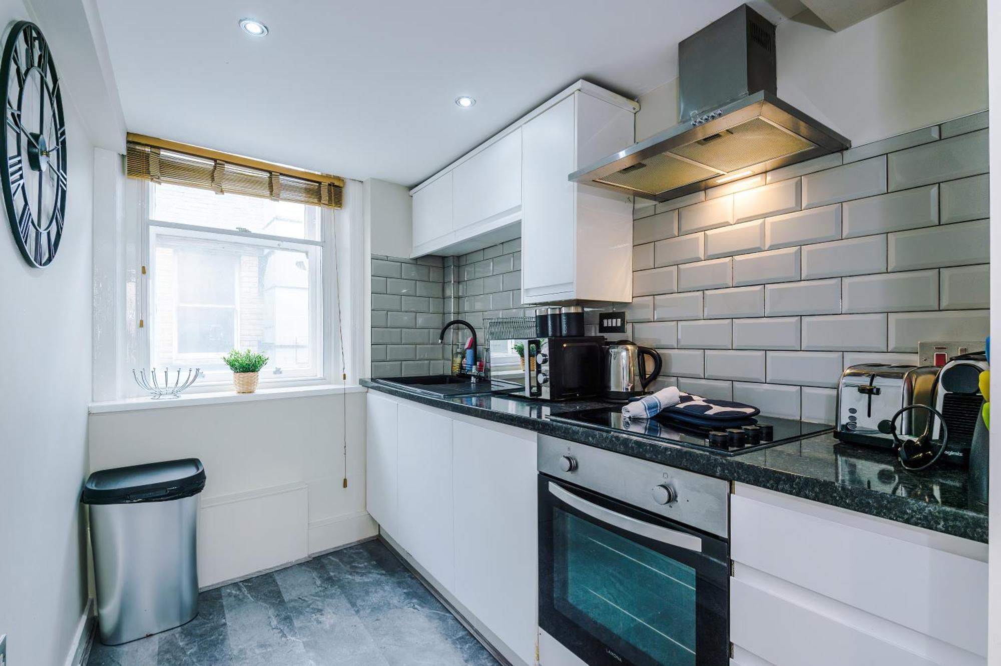New! Stunning Centre 2-bed In By 53 Degrees Property, Ideal For Small Groups, Sleeps 6! Liverpool