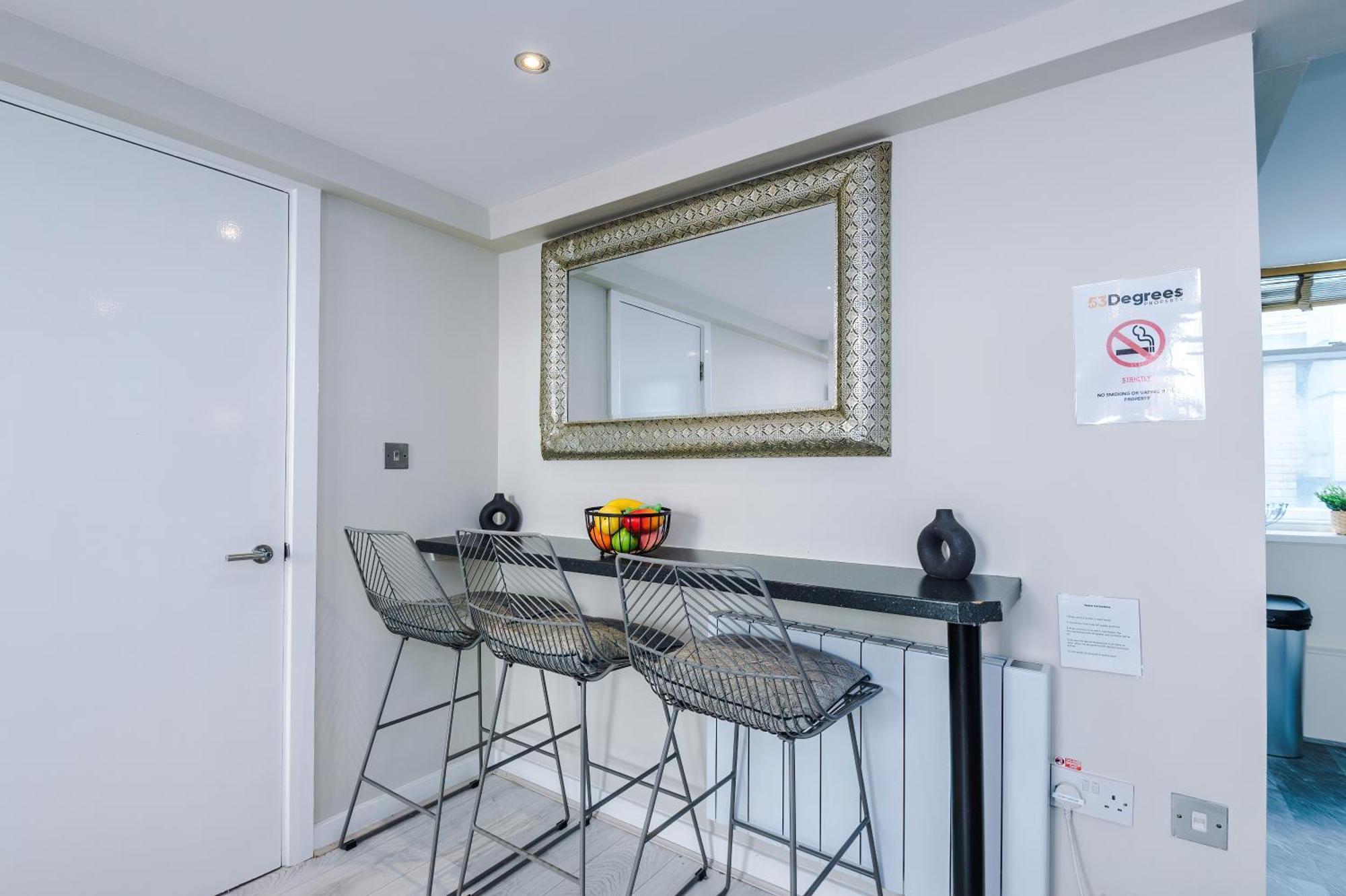 New! Stunning Centre 2-bed In By 53 Degrees Property, Ideal For Small Groups, Sleeps 6! Apartment